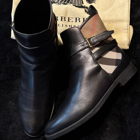 Burberry Black and Tan women’s Leather Boots - Picture 2 of 6
